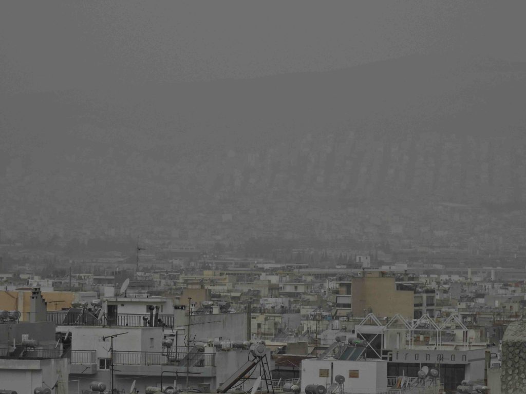 Μυστηριώδες τοπίο: Η αφρικανική σκόνη κάλυψε την Αττική, εξαφανίζοντας ακόμα και την Ακρόπολη – Δείτε φωτογραφίες