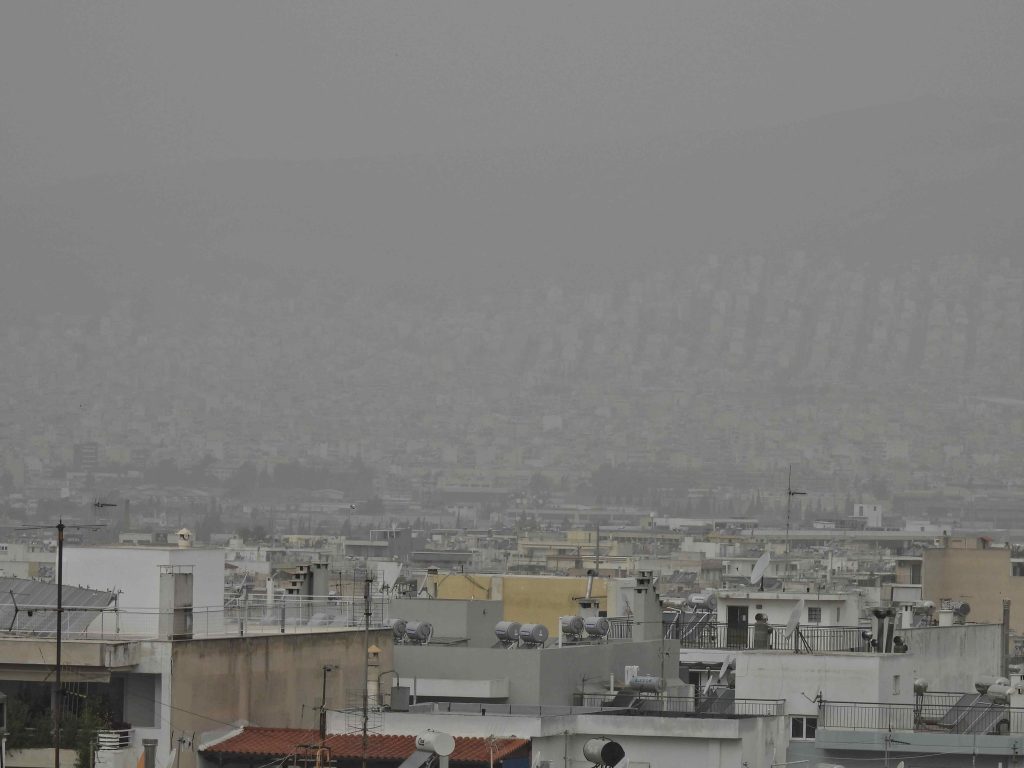 Μυστηριώδες τοπίο: Η αφρικανική σκόνη κάλυψε την Αττική, εξαφανίζοντας ακόμα και την Ακρόπολη – Δείτε φωτογραφίες