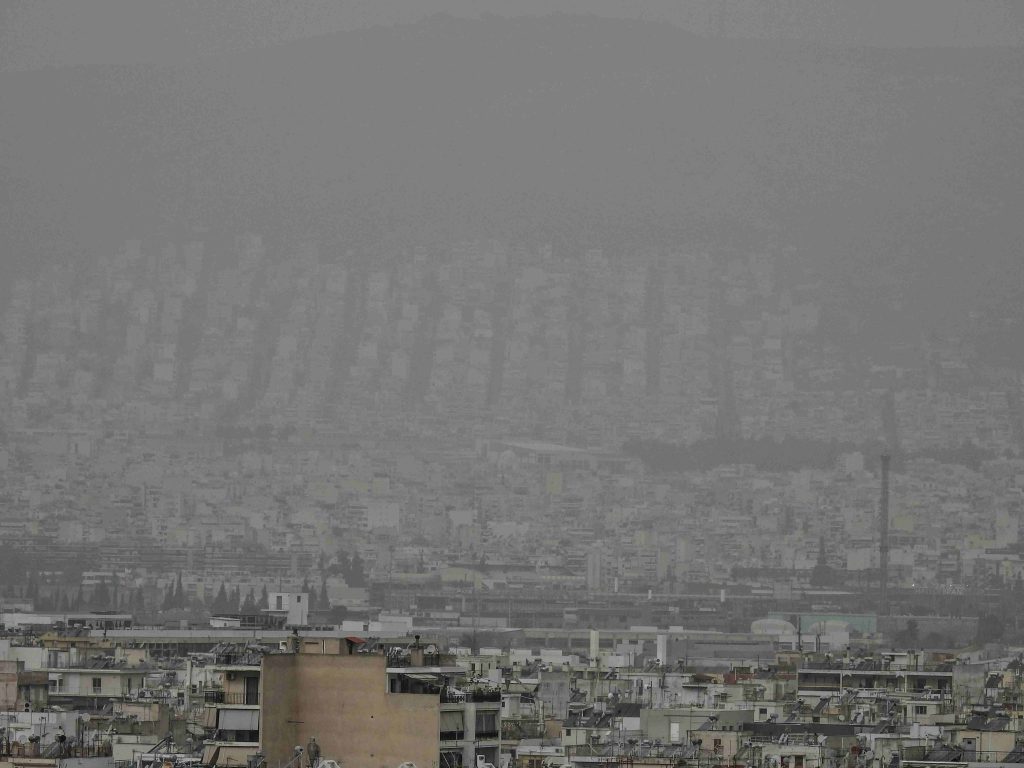 Μυστηριώδες τοπίο: Η αφρικανική σκόνη κάλυψε την Αττική, εξαφανίζοντας ακόμα και την Ακρόπολη – Δείτε φωτογραφίες