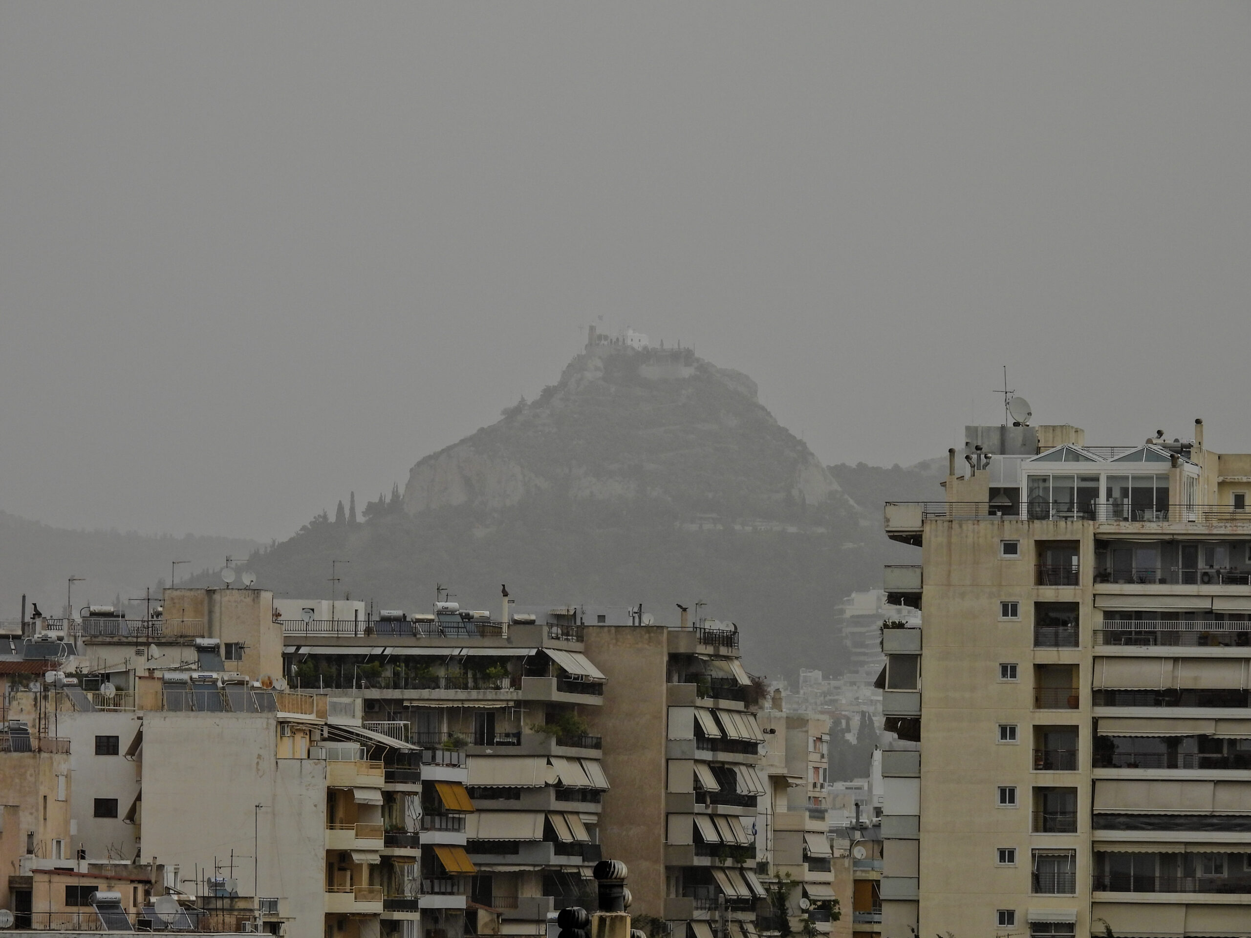«Χάθηκε» στην αφρικανική σκόνη η Αττική: «Αφανίστηκε» ακόμα και η Ακρόπολη – Δείτε εικόνες 7 «Χάθηκε» στην αφρικανική σκόνη η Αττική: «Αφανίστηκε» ακόμα και η Ακρόπολη – Δείτε εικόνες