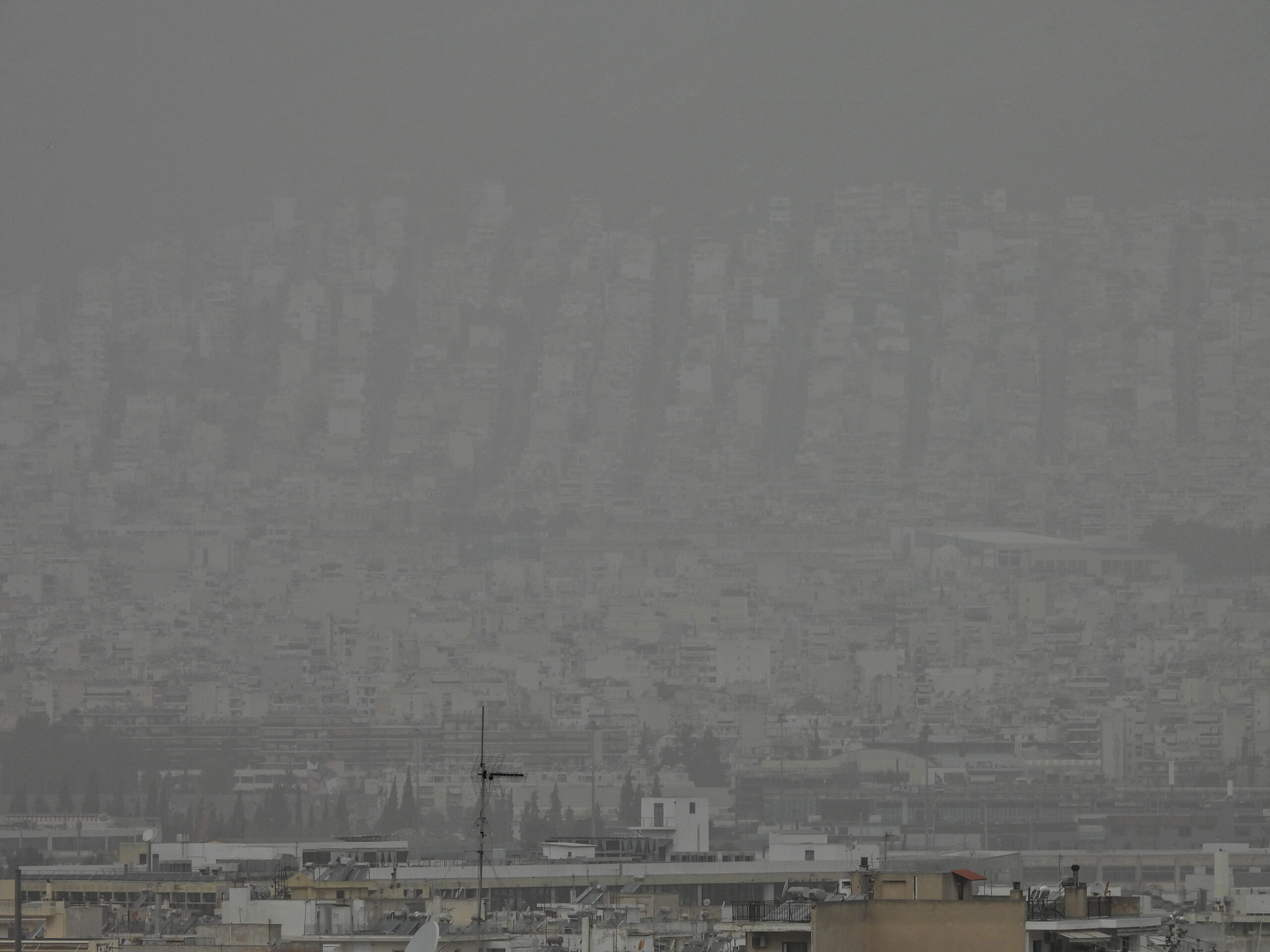 «Χάθηκε» στην αφρικανική σκόνη η Αττική: «Αφανίστηκε» ακόμα και η Ακρόπολη – Δείτε εικόνες 8 «Χάθηκε» στην αφρικανική σκόνη η Αττική: «Αφανίστηκε» ακόμα και η Ακρόπολη – Δείτε εικόνες