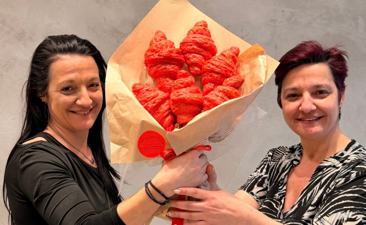 Home 193 Αρτοποιείο στη Θεσσαλονίκη τιμά τον Άγιο Βαλεντίνο με «μπουκέτα» από κόκκινα κρουασάν