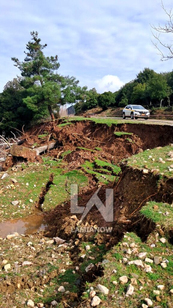 Άγραφα: Η κακοκαιρία διέλυσε δρόμο – Κατολισθήσεις και βουνό που «κατέβηκε» στο χωριό