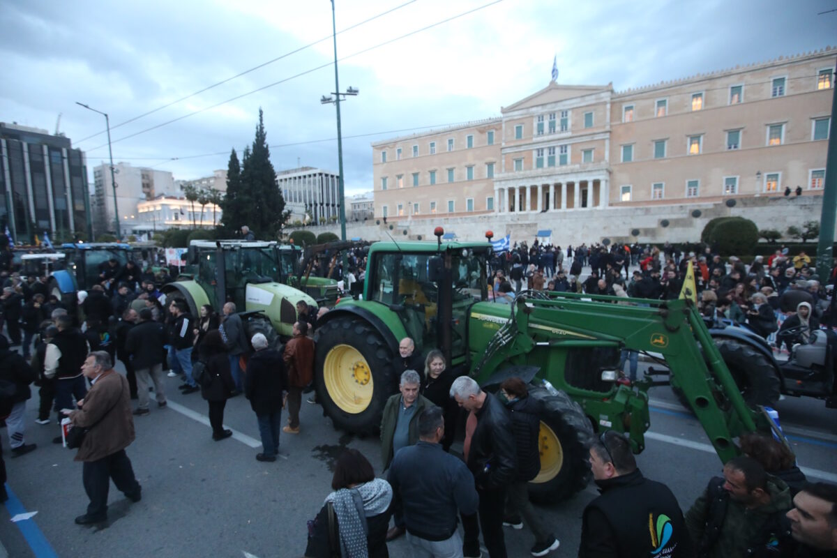 Αγρότες διανυκτέρευσαν στο Σύνταγμα με τρακτέρ: Αναχωρούν το μεσημέρι – «Ο αγώνας συνεχίζεται»