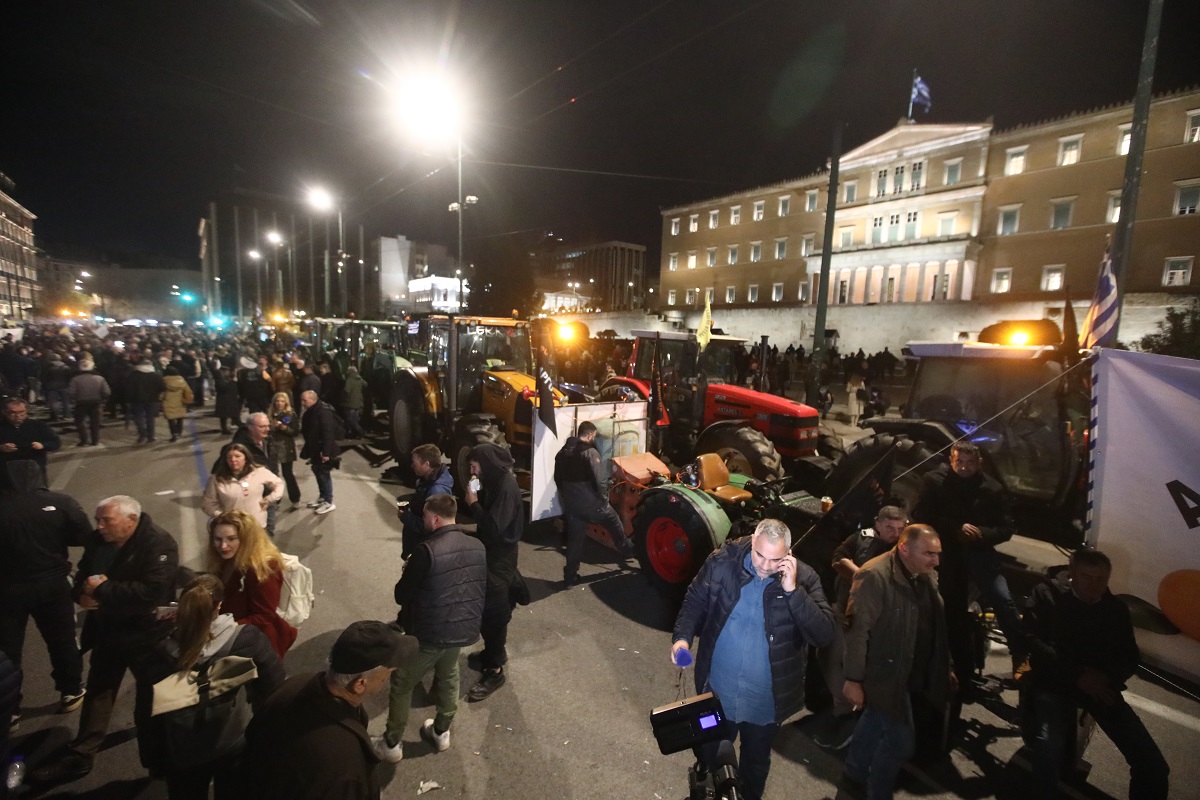 Αγρότες: Διανυκτέρευση έξω από τη Βουλή – Το κομβόι με τα τρακτέρ και όλη η δράση