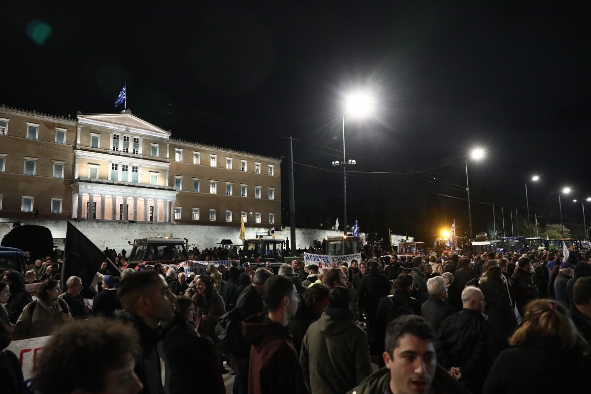 Αγρότες: Διανυκτέρευση έξω από τη Βουλή – Το κομβόι με τα τρακτέρ και όλη η δράση