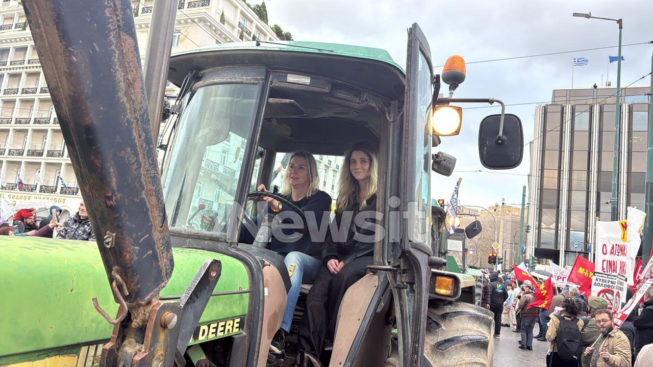 Οι αγρότισσες που έκλεψαν την παράσταση με το τρακτέρ τους στο Σύνταγμα