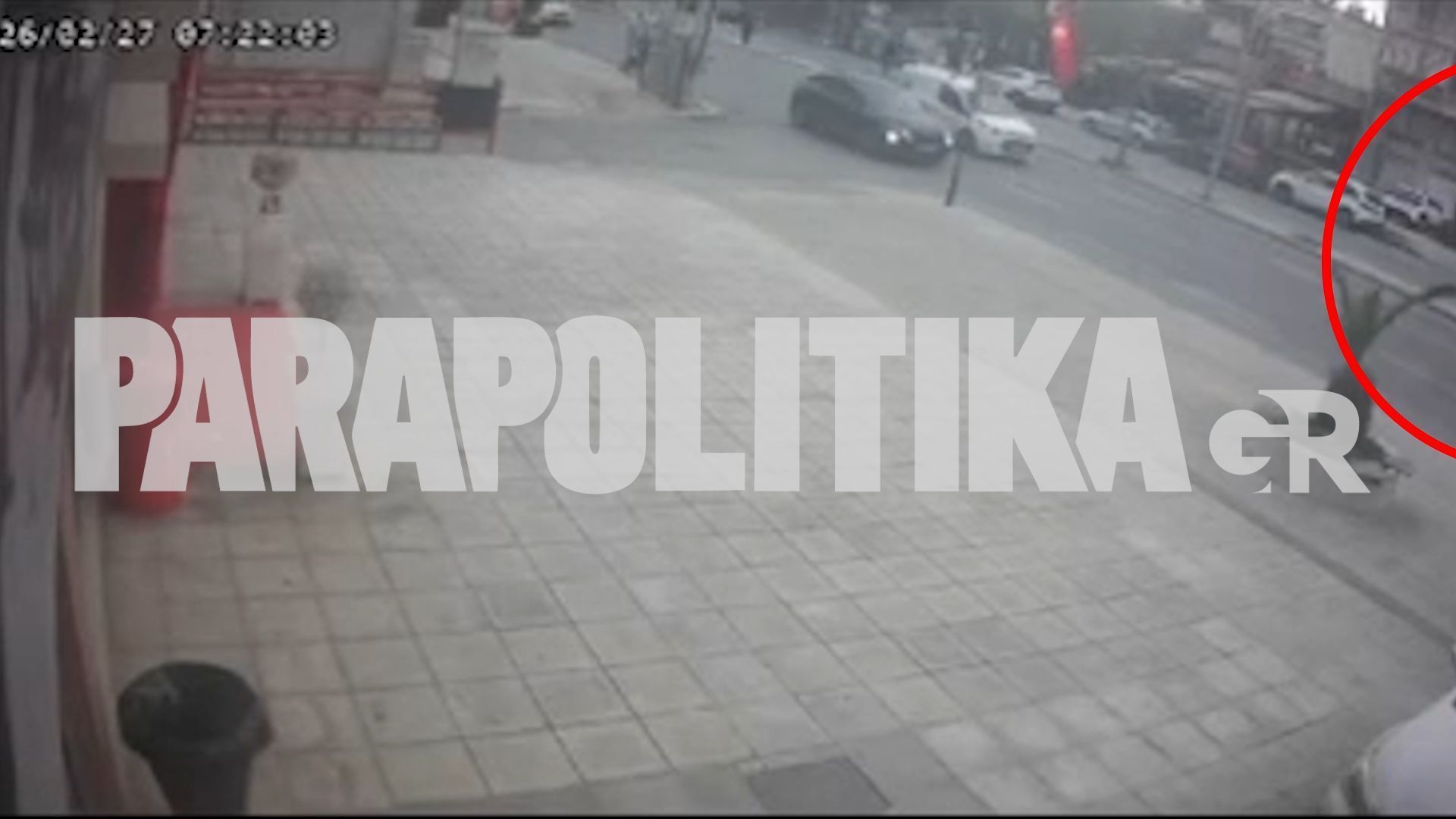Αιγάλεω: Η στιγμή που ο οδηγός του φορτηγού χάνει τον έλεγχο