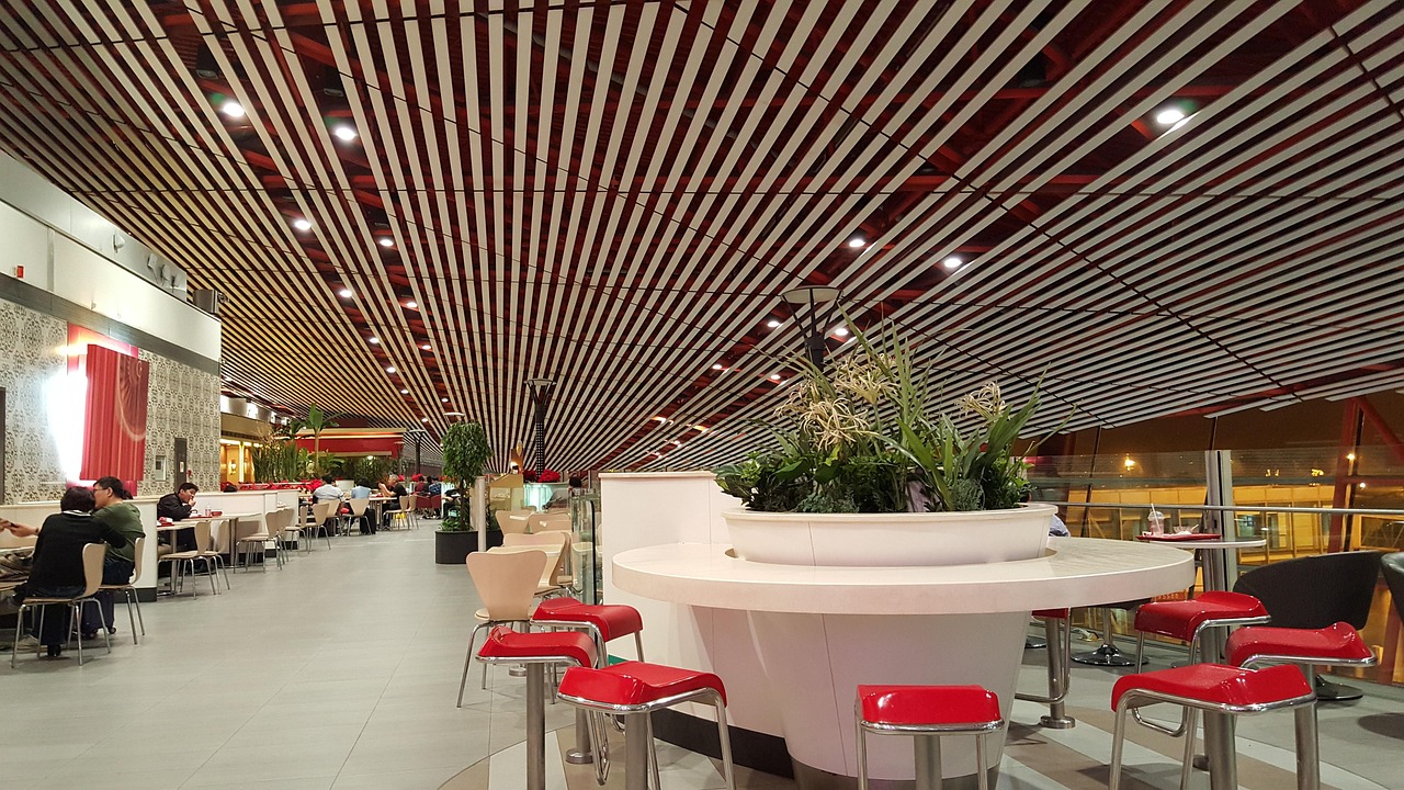 Βρετανός σε αμόκ κατέστρεψε τα πάντα και συνελήφθη από την αστυνομία του Χονγκ Κονγκ (Vid)