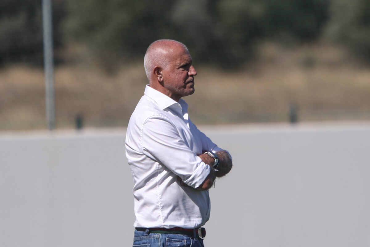 Ο Νίκος Αναστόπουλος ξανακάθεται στους πάγκους μετά από 2,5 χρόνια απουσίας