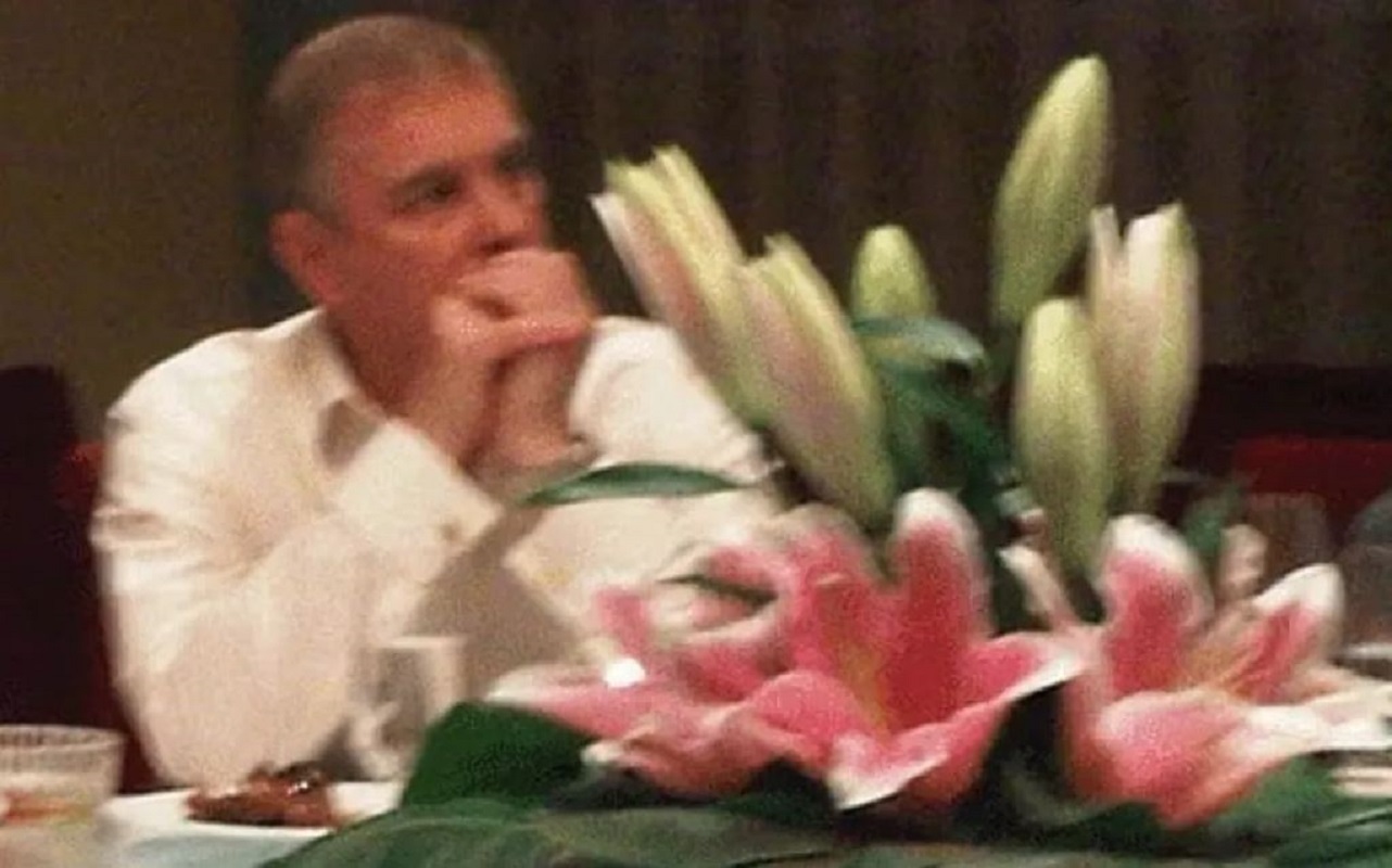 Πρώην πρίγκιπας Άντριου: Γεύμα με μοντέλο στην Κίνα και φρέσκα emails με τον Επστάιν αυξάνουν τις πιέσεις για έρευνα 4 Πρώην πρίγκιπας Άντριου: Γεύμα με μοντέλο στην Κίνα και φρέσκα emails με τον Επστάιν αυξάνουν τις πιέσεις για έρευνα