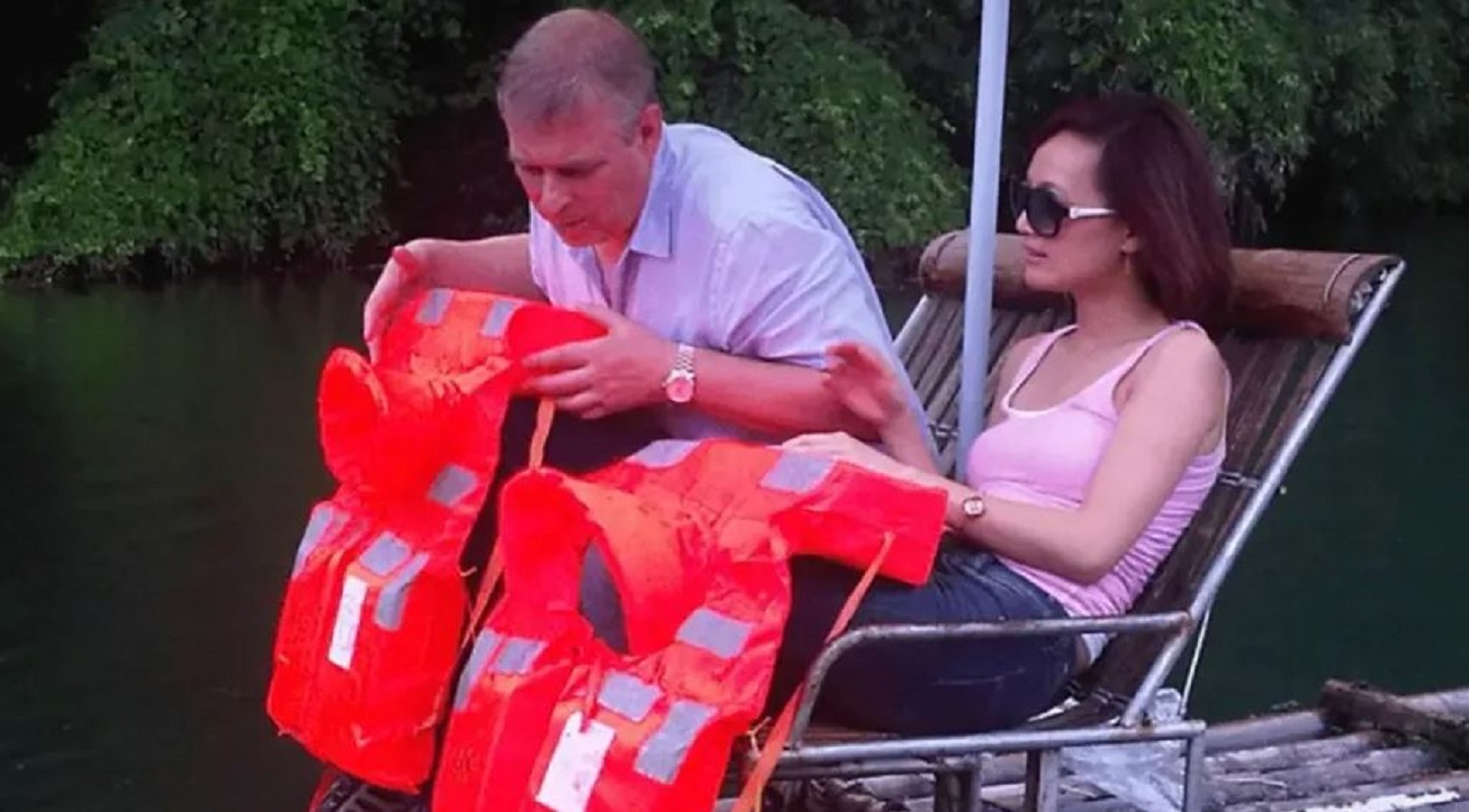 Πρώην πρίγκιπας Άντριου: Γεύμα με μοντέλο στην Κίνα και φρέσκα emails με τον Επστάιν αυξάνουν τις πιέσεις για έρευνα 6 Πρώην πρίγκιπας Άντριου: Γεύμα με μοντέλο στην Κίνα και φρέσκα emails με τον Επστάιν αυξάνουν τις πιέσεις για έρευνα