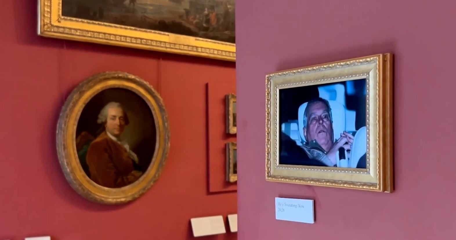 Η ταπεινωτική φωτογραφία του Άντριου εκτίθεται στο Λούβρο – Μια ανάσα από τη Μόνα Λίζα