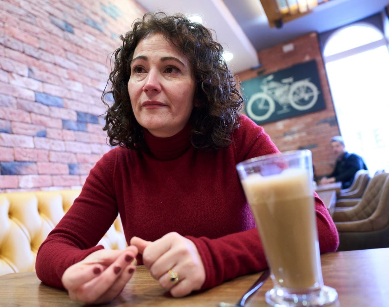 Αγγελική Στόγια: Η Ελληνίδα από την Άρτα που επιδιώκει θέση στη βρετανική Βουλή – Αναγνωρίζεται ως η «φωνή» του Μάντσεστερ