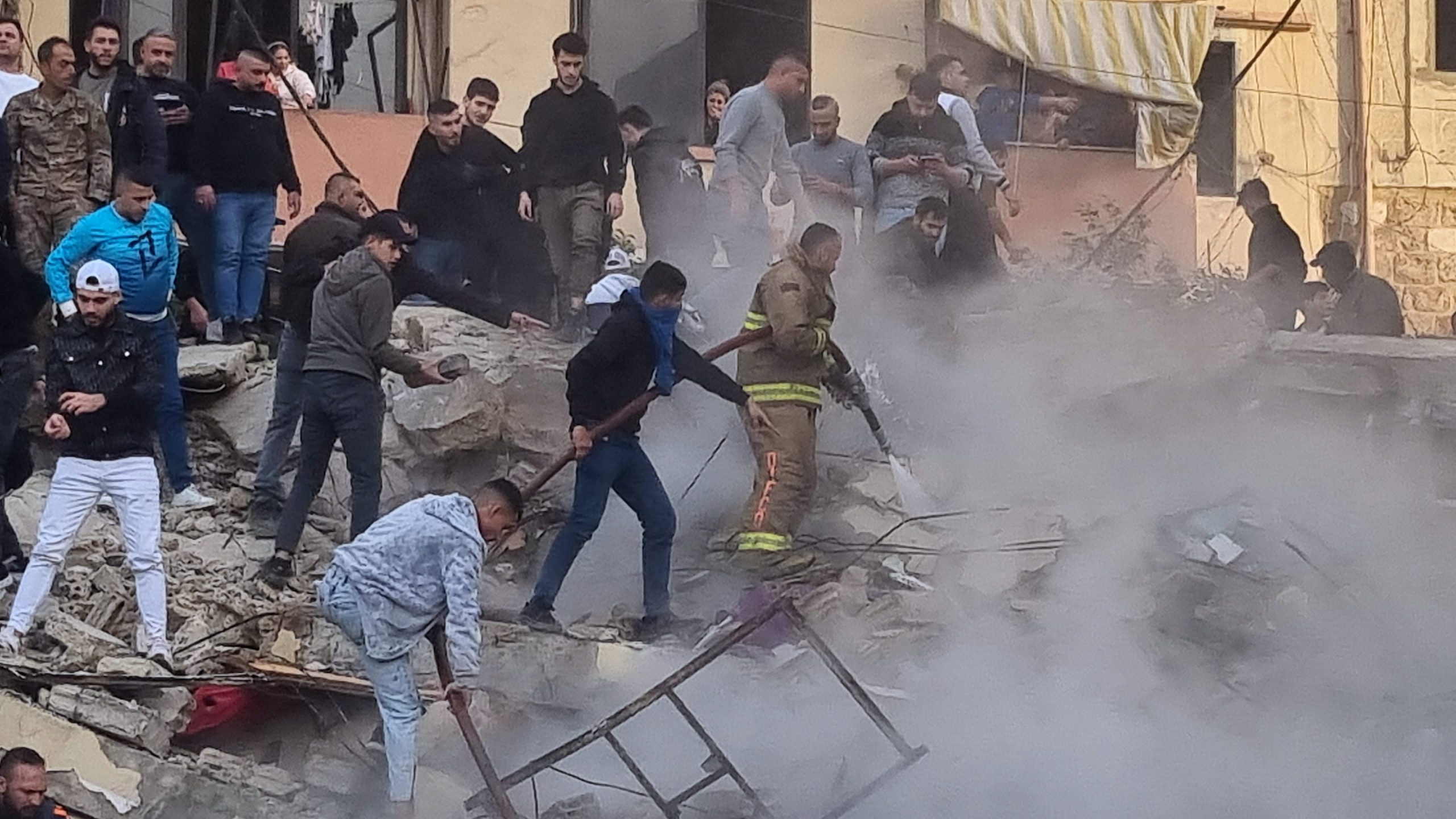 Λίβανος: Εννέα νεκροί από την κατάρρευση κτιρίου στην Τρίπολη – Αδιάκοπες οι έρευνες στα συντρίμμια