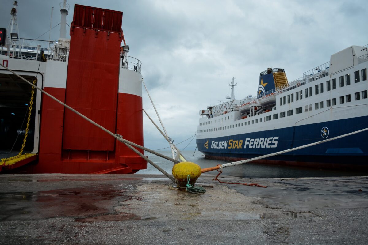 Απαγόρευση απόπλου σε Πειραιά, Ραφήνα και Λαύριο – Ποια λιμάνια έχουν δεμένα πλοία