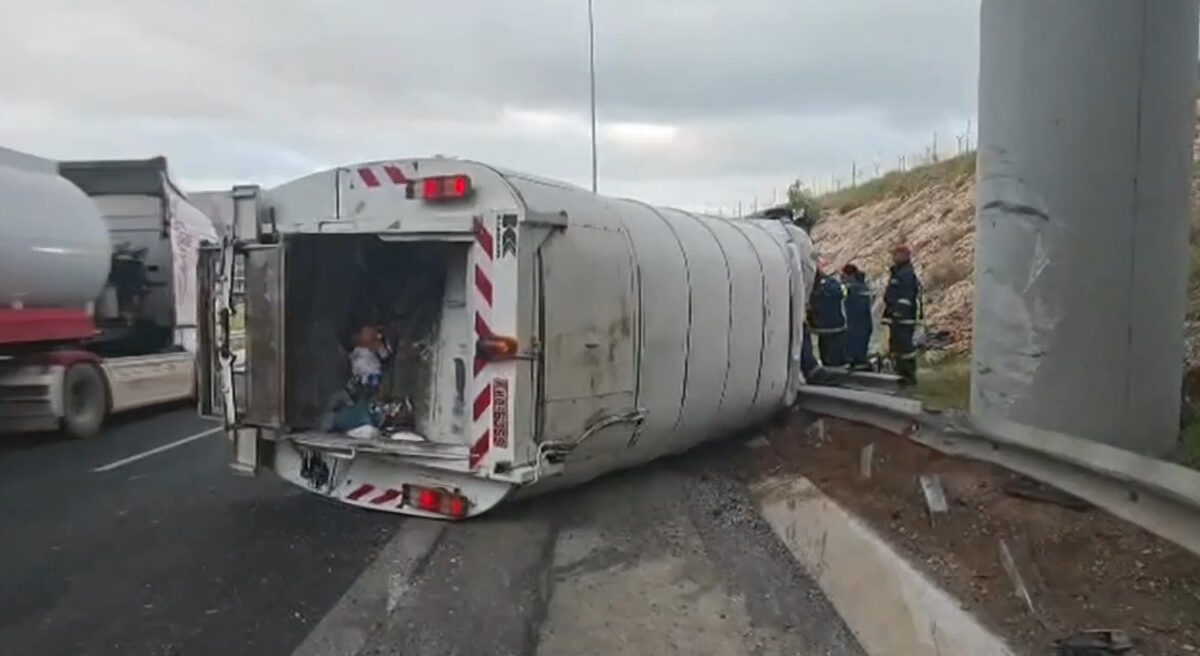 Σύγκρουση με απορριμματοφόρο στην περιφερειακή Αιγάλεω: Στο νοσοκομείο ο οδηγός – Καθυστερήσεις κοντά στην έξοδο προς Αττική Οδό