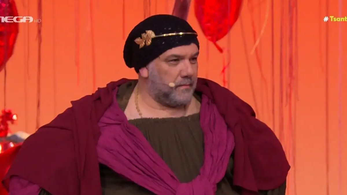 Γρηγόρης Αρναούτογλου: Μεταμφιέστηκε σε Πυθία στο Αλ Τσαντίρι Νιουζ