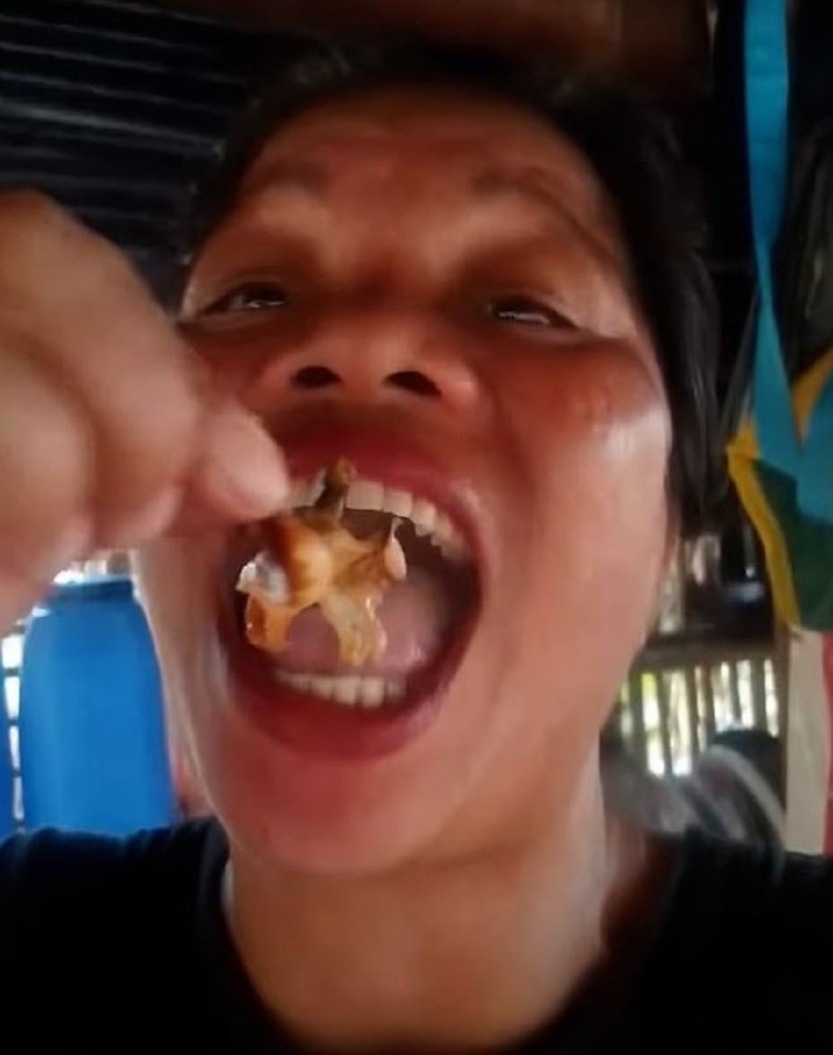 Influencer έχασε τη ζωή του μετά από κατανάλωση «τοξικού καβουριού» για βίντεο στα social media