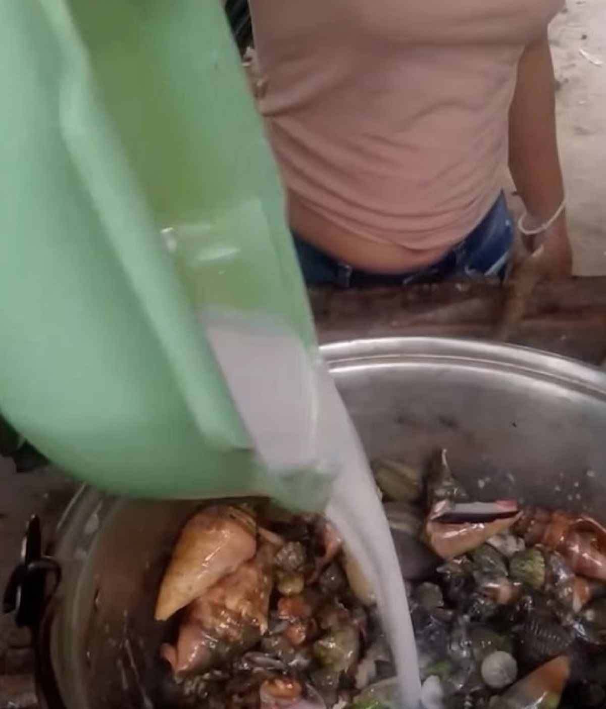 Influencer έχασε τη ζωή του μετά από κατανάλωση «τοξικού καβουριού» για βίντεο στα social media