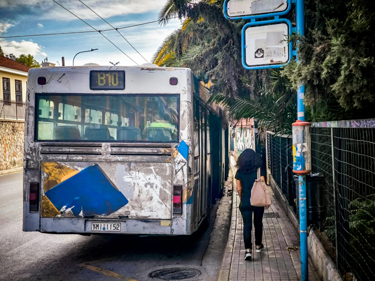 Πόρτο Ράφτη: Τρεις ανήλικοι εκτόξευαν πέτρες σε λεωφορείο, σπάζοντας τα παράθυρα