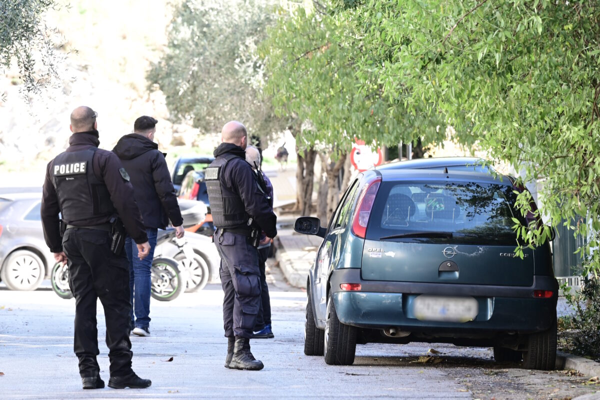 Ληστεία με όπλο στον Σκλαβενίτη Θηβών: Κουκουλοφόρος απείλησε υπάλληλο και έκλεψε τις εισπράξεις