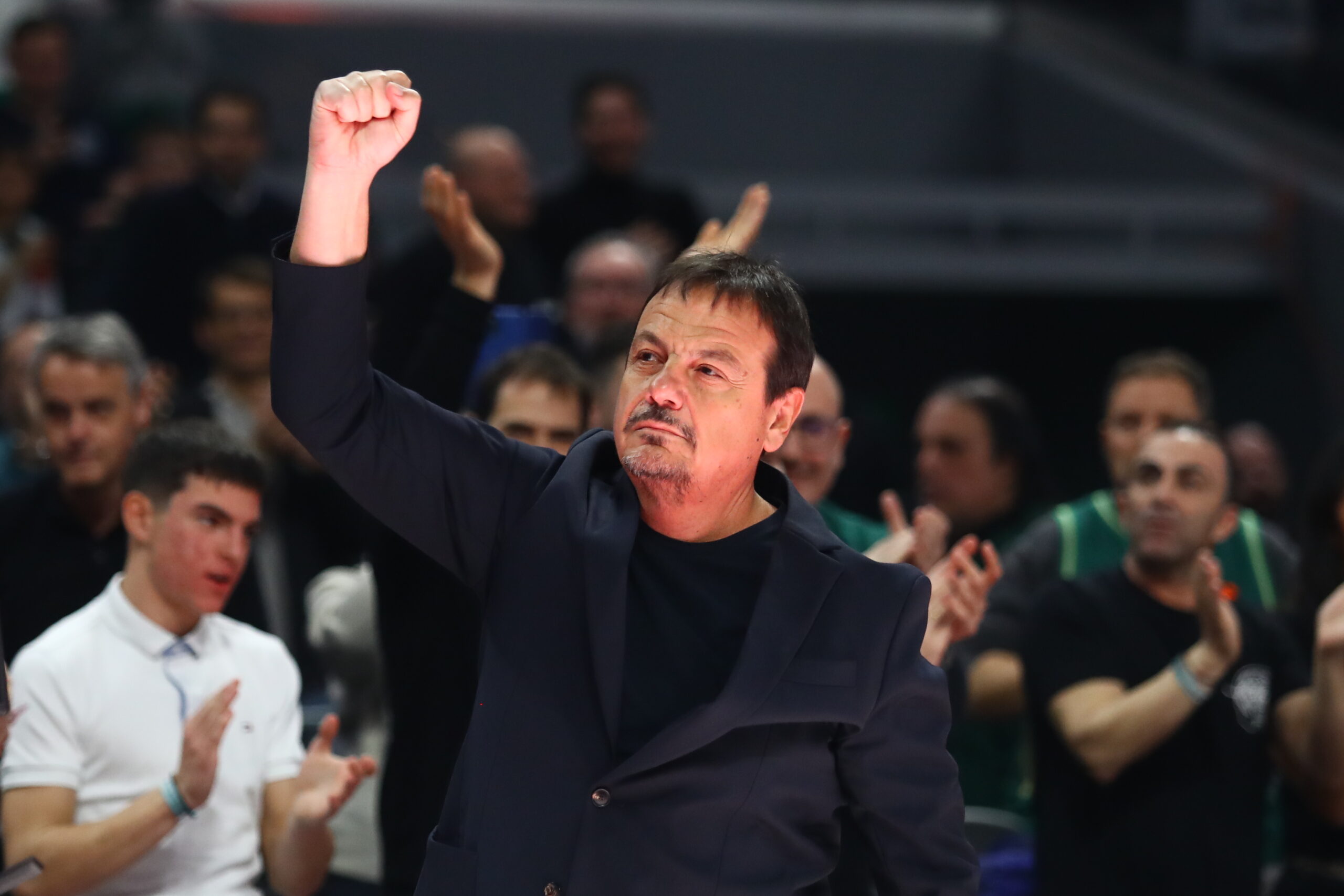 Ο Εργκιν Αταμάν λατρεύτηκε από τους οπαδούς του Παναθηναϊκού και ανταπέδωσε με υψωμένες γροθιές 2 Ο Εργκιν Αταμάν λατρεύτηκε από τους οπαδούς του Παναθηναϊκού και ανταπέδωσε με υψωμένες γροθιές