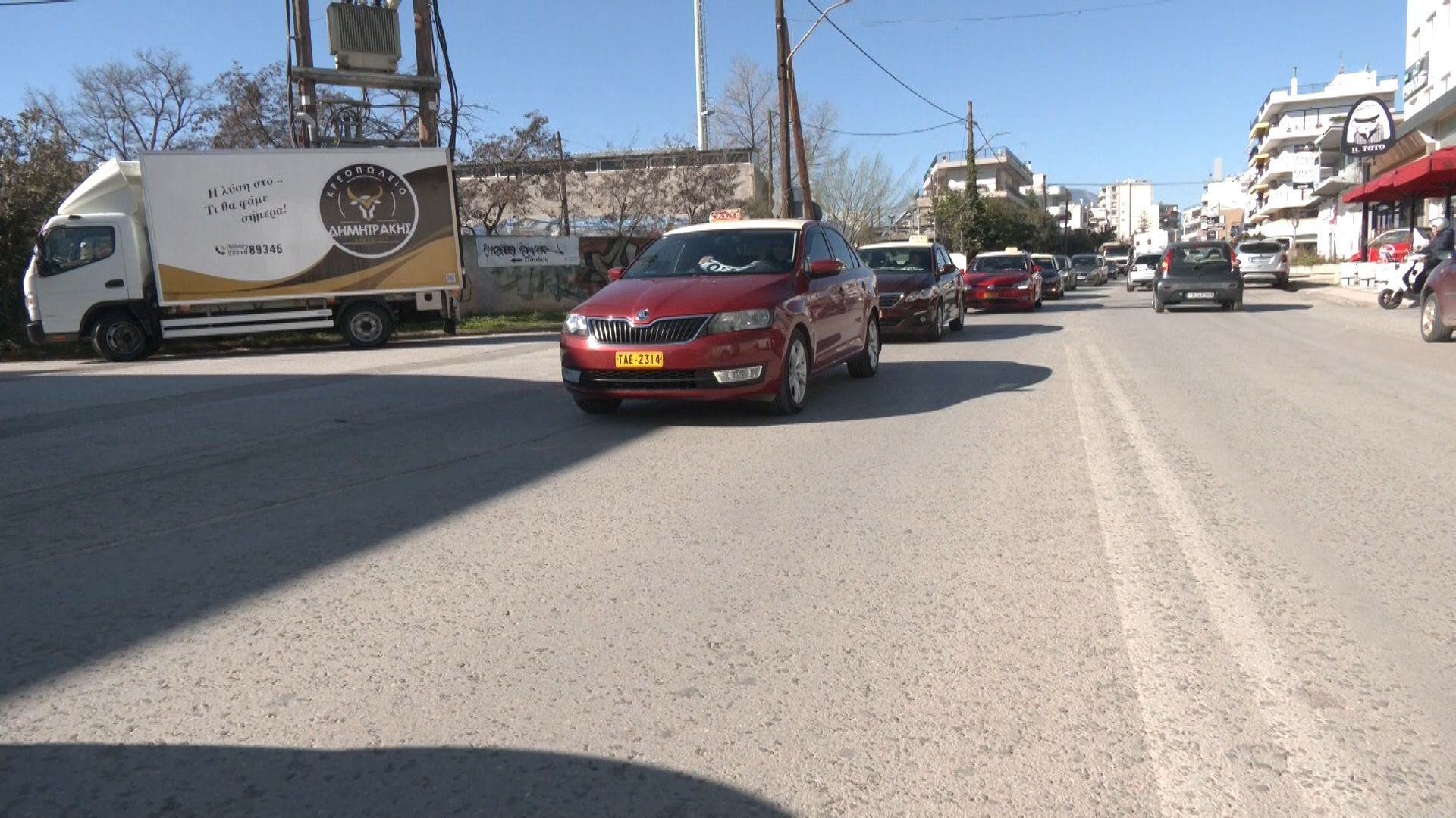 Αυτοκινητοπομπή από ταξί στη Χαλκίδα – Ζητούν παράταση της υποχρεωτικής ηλεκτροκίνησης