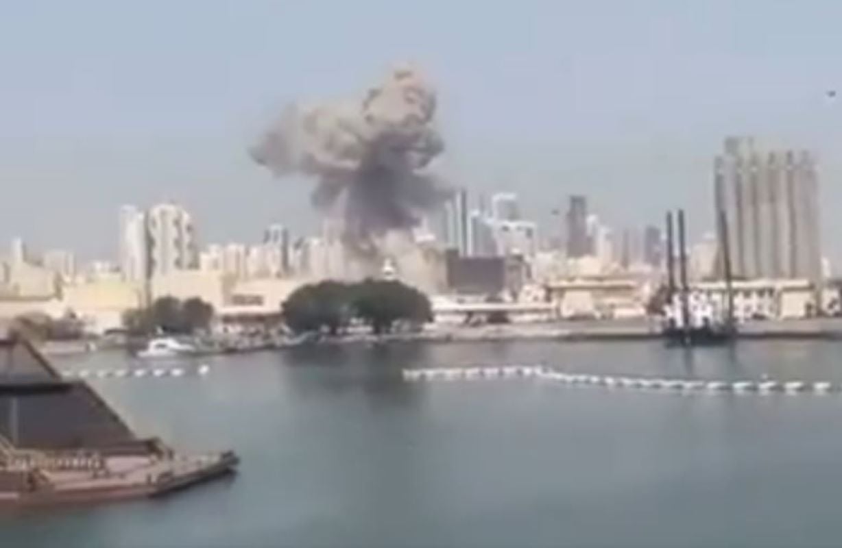 Έκρηξη στη Μέση Ανατολή: Βομβαρδισμοί σε Άμπου Ντάμπι και Μπαχρέιν – Οι αμερικανικές βάσεις στο στόχαστρο του Ιράν