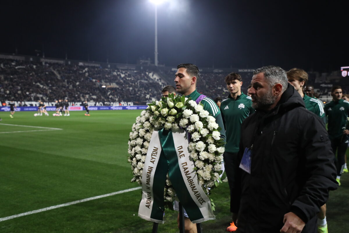 Ο Παναθηναϊκός απέτισε φόρο τιμής στους αδικοχαμένους οπαδούς του ΠΑΟΚ με στεφάνι και λουλούδια στην Τούμπα