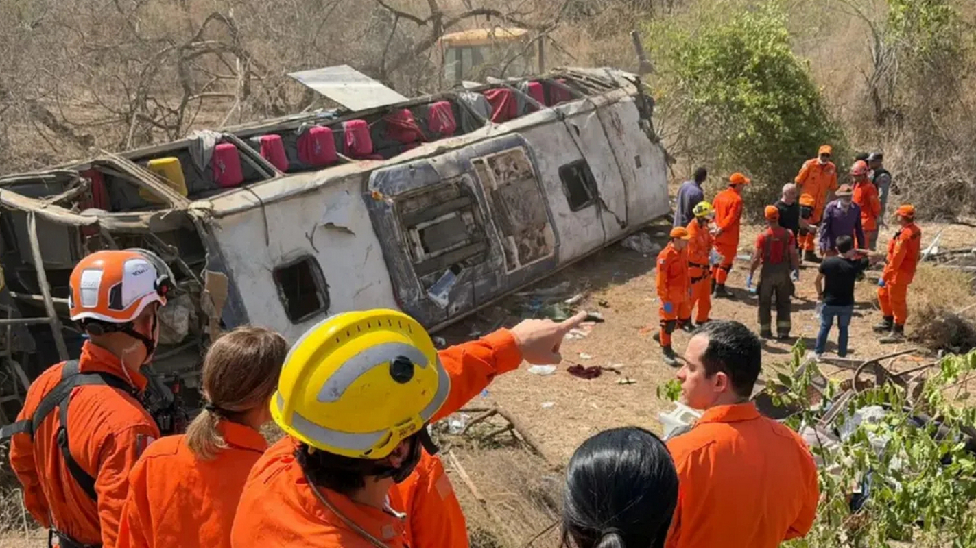 Δραματική ανατροπή στη Βραζιλία: Τουλάχιστον 16 νεκροί, μεταξύ τους τέσσερα παιδιά, σε δυστύχημα λεωφορείου