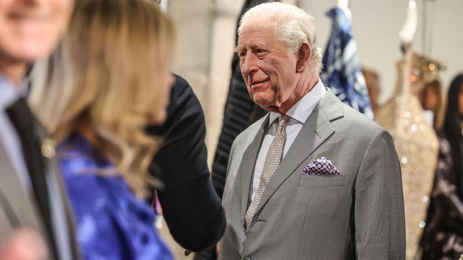 Ο βασιλιάς Κάρολος Γ΄ συνομιλεί με τη σχεδιάστρια Στέλλα ΜακΚάρτνεϊ στην Εβδομάδα Μόδας του Λονδίνου, Πέμπτη 19 Φεβρουαρίου 2026. Φωτογραφία: Richard Pohle/The Times Pool μέσω AP