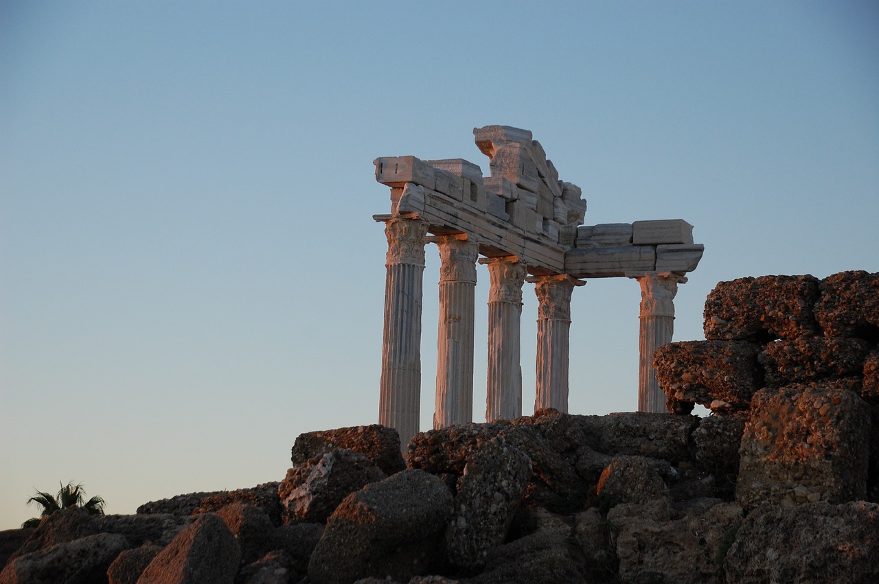 Ο Ναός και το κρυφό μαντείο του Απόλλωνα αναδύονται μετά από 2.300 χρόνια στην αρχαία πόλη των Αιγών (photos)