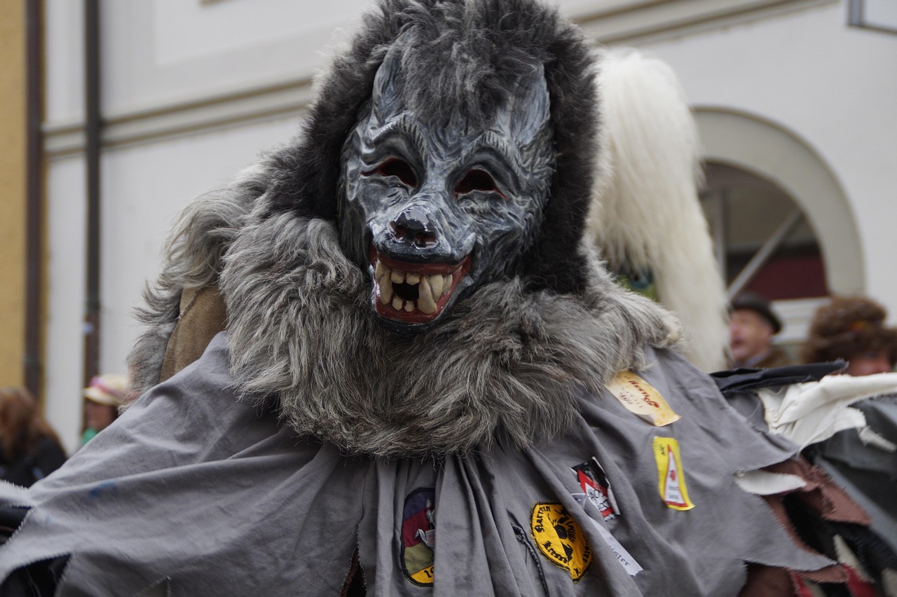 Με μάσκες ζώων και περπάτημα στα τέσσερα: Η νέα τάση που κατακτά! vid
