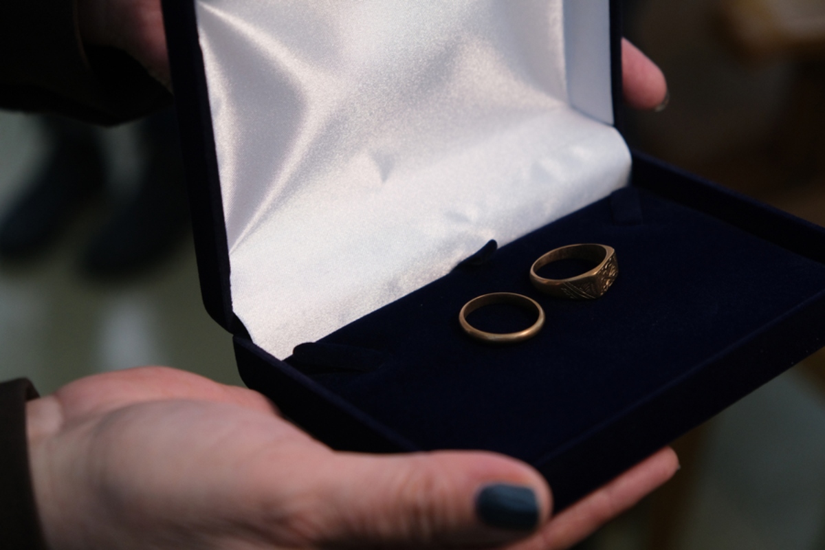 Θεσσαλονίκη: Κειμήλια θύματος στρατοπέδου συγκέντρωσης παραδόθηκαν στον 83χρονο γιο που δεν γνώρισε τον πατέρα του 6 Δαχτυλίδια κρατουμένου σε γερμανικό στρατόπεδο συγκέντρωσης, παραδίδονται στους κληρονόμους του