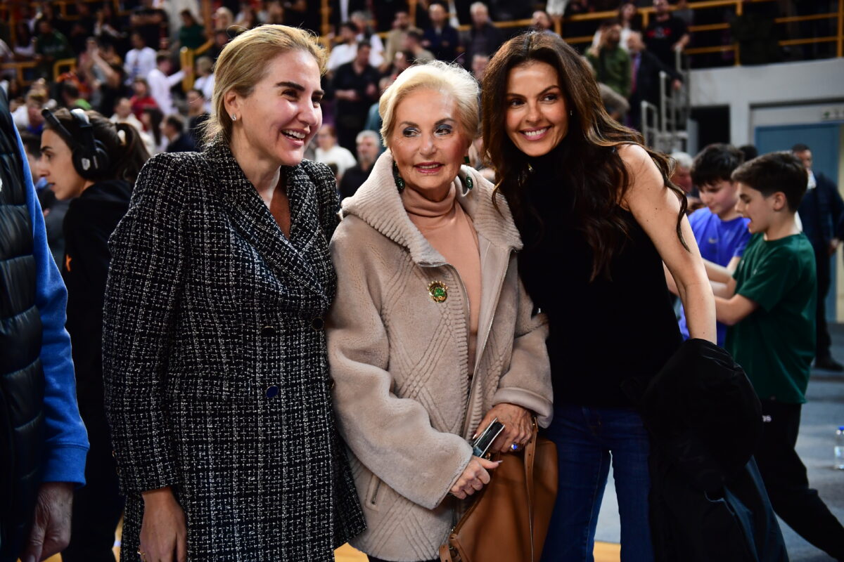 Ο Κώστας Σλούκας αγκαλιάζει τη Δέσποινα Γιαννακοπούλου μετά τη νίκη του Παναθηναϊκού στο Κύπελλο Ελλάδας