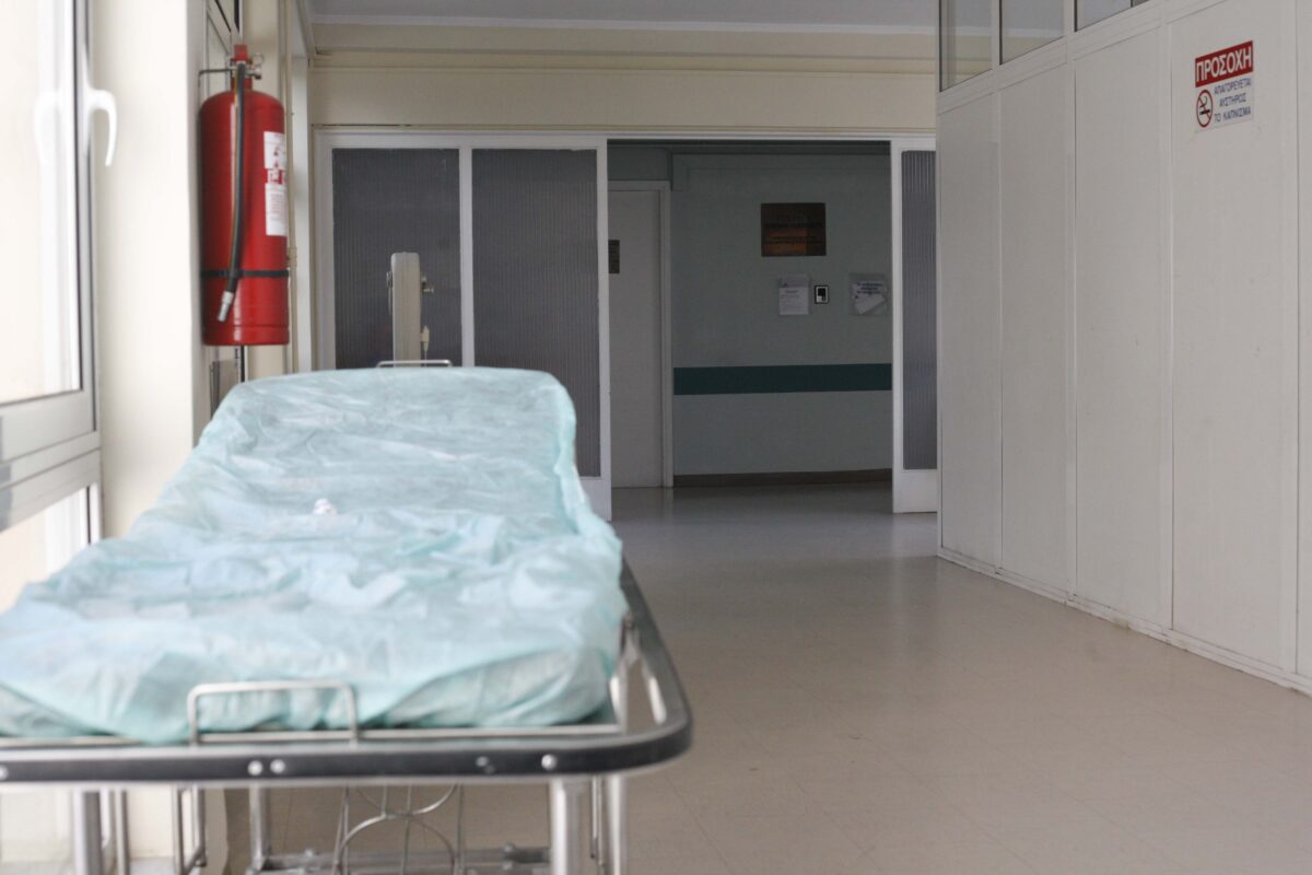 Χίος: Επιτέθηκε με πέτρα στο κεφάλι της 19χρονης συντρόφου του και καταζητείται – Γνωστός στις αρχές ο δράστης