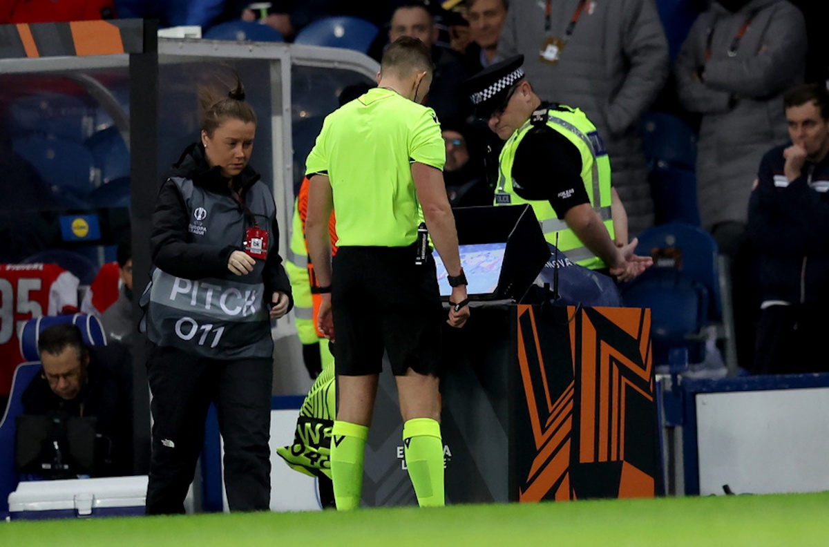 Η ισπανική ποδοσφαιρική ομοσπονδία απέβαλε διαιτητή που κατηγορείται για επίθεση σε συνοδό