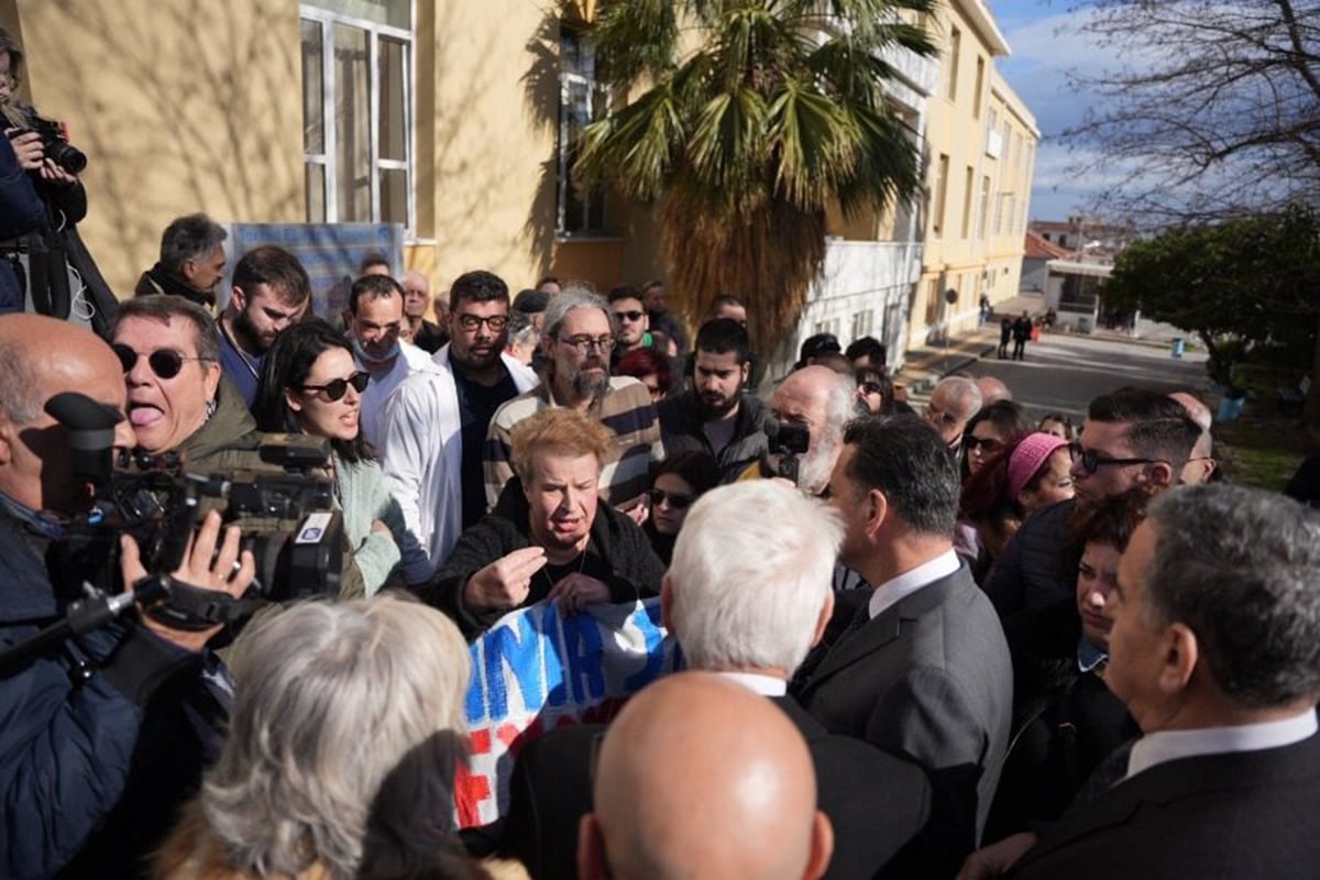 Στο νοσοκομείο Μυτιλήνης ο Γεωργιάδης: Συζήτηση με γιατρούς και νοσηλευτές που διαμαρτύρονταν – «Παραλαμβάνουμε το κτίριο που πριν από 2 χρόνια ήταν ερείπιο»