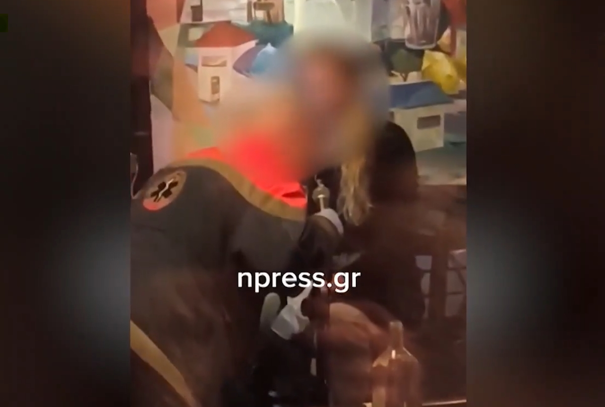 Ίλιον: Διασώστης με «σκοτεινό παρελθόν» κλήθηκε για λιπόθυμη γυναίκα σε κλαμπ και άρχισε να τραγουδά – Διετάχθη ΕΔΕ