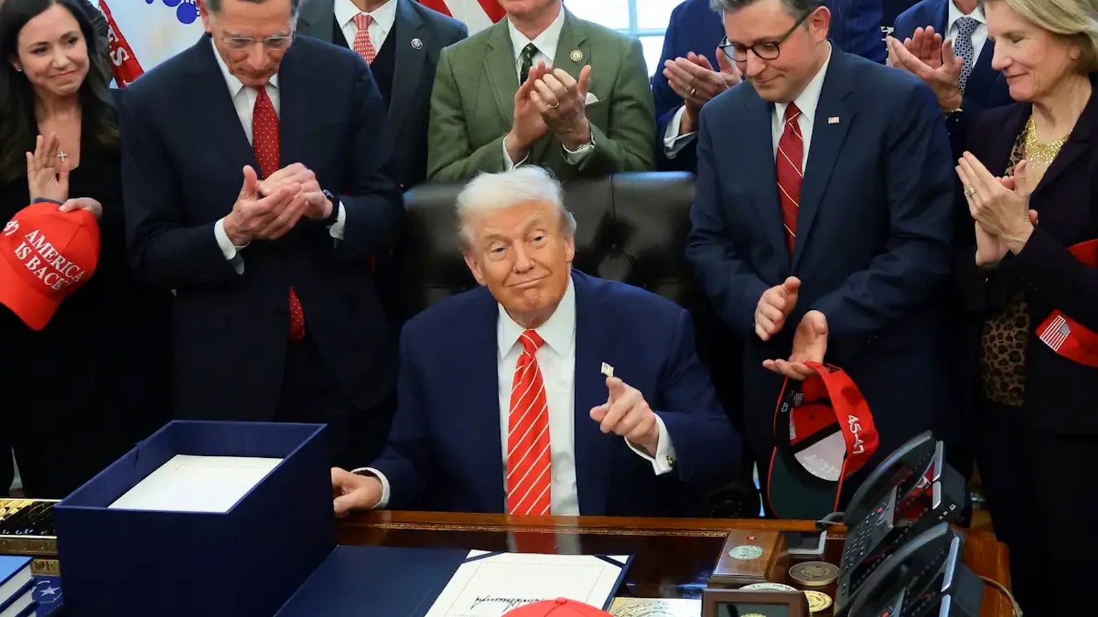 Ντόναλντ Τραμπ: Έδωσε τέλος στο shutdown – Ενέκρινε το νομοσχέδιο που σταματά τη δημοσιονομική κρίση