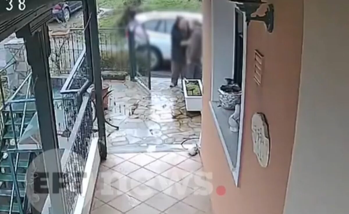 Η στιγμή που Ρομά αγκαλιάζει ηλικιωμένο και του αφαιρεί αλυσίδα από τον λαιμό: Πάνω από 400.000 ευρώ η λεία της συμμορίας