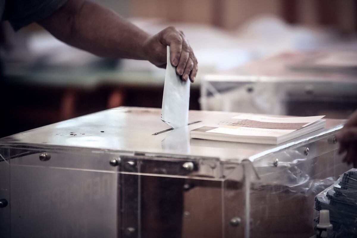 Δημοσκόπηση Interview: Οι πολίτες «αποστρέφονται» Καρυστιανού, Τσίπρα και Ντε Γκρες