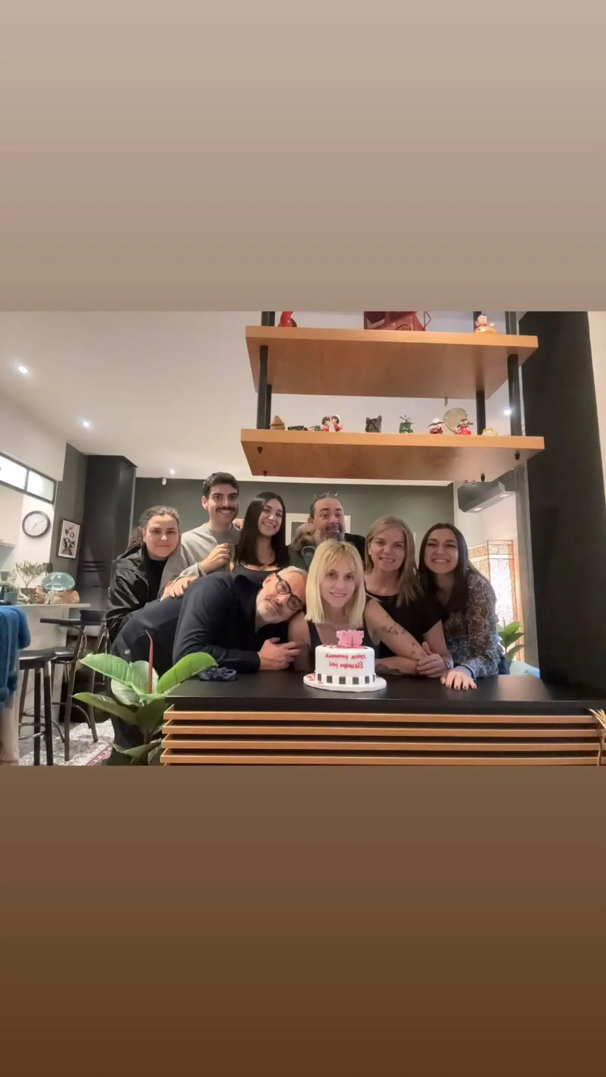 Ελεωνόρα Ζουγανέλη: Η απρόσμενη έκπληξη του Νίκου Συρίγου στα γενέθλιά της και το τσιφτετέλι (Βίντεο) 6 Η Ελεωνόρα Ζουγανέλη έχει γενέθλια