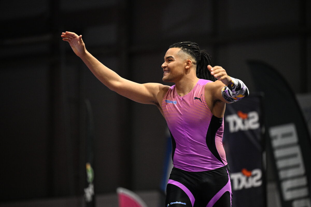 Ο Εμμανουήλ Καραλής εντυπωσίασε στο Fly Athens Indoor με άλμα 5.90 μέτρα, παρουσία Σάκη Ρουβά και Γιώργου Καραγκούνη