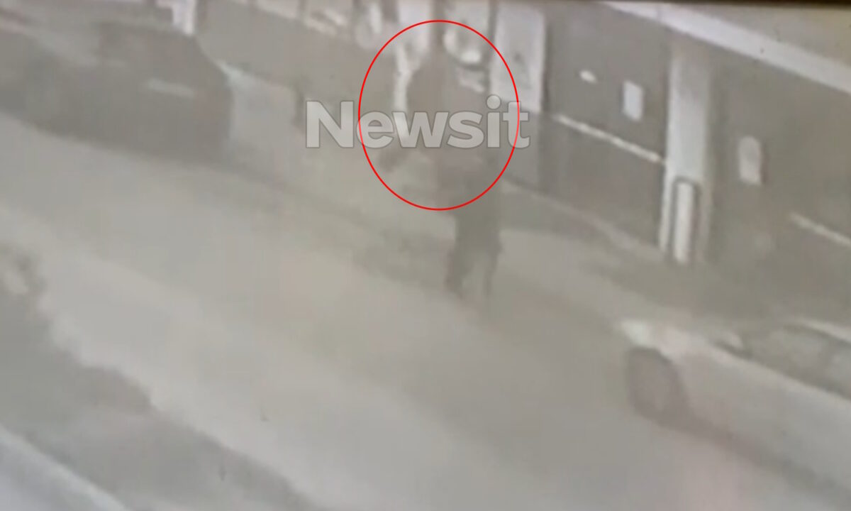 Ένοπλη ληστεία σε σούπερ μάρκετ στη Θηβών: Η στιγμή που ο δράστης εισβάλλει με το όπλο υψωμένο