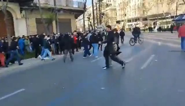 Ένταση μετά τη συγκέντρωση για τα Τέμπη – Αστυνομικές δυνάμεις απωθούν προς το Πανεπιστήμιο πλήθος κόσμου