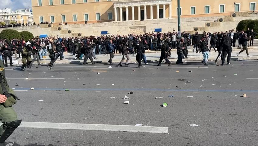 Επεισόδια στη λεωφόρο Αμαλίας μετά το συλλαλητήριο για τα Τέμπη