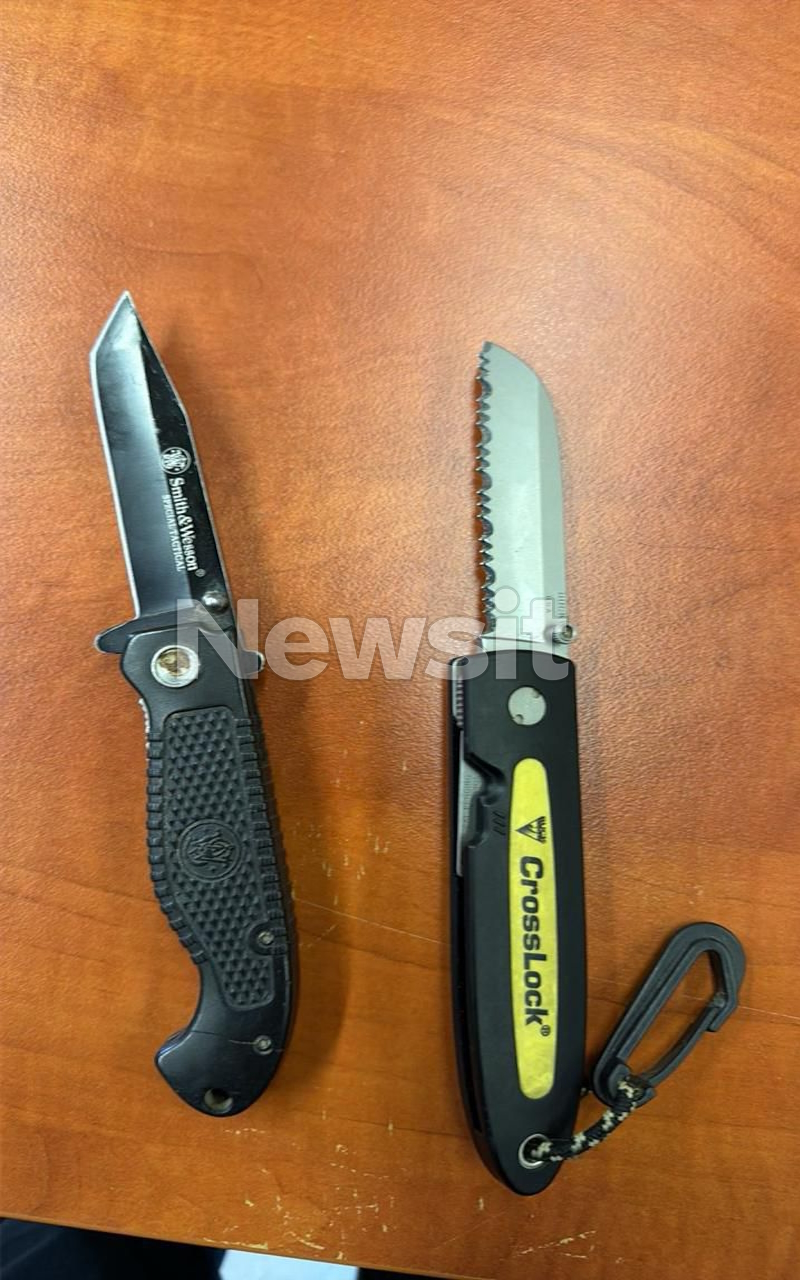 Αχαρνών: Στον ανακριτή ο διανομέας που επιτέθηκε σε οδηγό – Αντιμετωπίζει κατηγορίες για σωματική βλάβη και οπλοκατοχή και ο 70χρονος 2 Τα δύο μαχαίρια που είχε στην κατοχή του ο 70χρονος