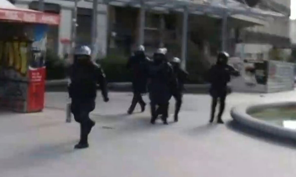 Η στιγμή της επίθεσης σε κάμεραμαν του Mega μετά τη διαδήλωση για τα Τέμπη στο Σύνταγμα